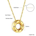 Detalle del colgante donut de acero inoxidable bañado en oro 18k con diamantes blancos - Estilo de Cadena Cruzada Colgante de Anillo de Zirconia (NE2A1102G)