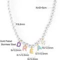 Collar de perlas chapado en oro de 18k con colgantes DREAM de esmalte para mujer - Estilo de Letras DREAM Colorido (NE27370AG)