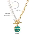 Collar de acero chapado en oro con perlas blancas y colgante verde Lucky Girl - Estilo Redondo de Empalme Lucky Girl (NE29090JG)
