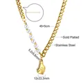 Collar de acero inoxidable bañado en oro de 18k con perlas blancas y colgante de mano - Estilo de Empalme de Cadena Cubana y Colgante de Gesto (NE29610AG)