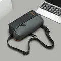 Bolso de pecho bicolor negro y gris para hombre con detalle de texto en naranja - Gris y Verde