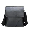 Bandolera clásica de cuero negro para hombre con solapa texturizada y correa de tela - Negro