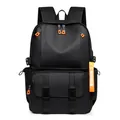 Mochila negra minimalista con detalles en naranja y diseño impermeable multibolsillo - Negro