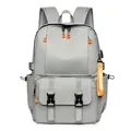 Mochila gris claro de gran capacidad con detalles naranja y puerto de carga USB externo - Gris
