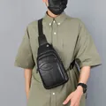 Bolso de pecho negro para hombre en cuero con correa ajustable y diseño multibolsillos - Negro