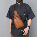 Bolso de pecho vintage en cuero marrón para hombre con tres cremalleras y bandolera - Tostado