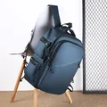 Zaino business blu navy impermeabile con piccole tasche esterne su sedia bianca - Blu