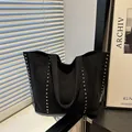 Bolso tote de ante negro con remaches plateados en las asas, bolso de hombro elegante - Negro