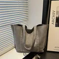 Bolso tote grande gris en gamuza mate con remaches plateados elegantes y asas dobles - Gris