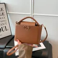 Sac à main marron en cuir litchi avec boucle dorée et bandoulière réglable - Brun Foncé
