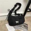 Modische schwarze Halbmond-Schultertasche mit Silber-Schmetterling und Faltenriemen - Schwarz
