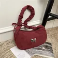 Schicke burgunderrote Hobo-Tasche aus Wildlederimitat mit Schmetterlings-Schnalle - Rot