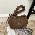 Kaffeebraune Wildleder-Halbmondtasche mit Metallschmetterling und Falten-Tragegriff - Braun