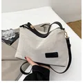 Borsa a tracolla minimalista in maglia crema e pelle nera con cinturino regolabile - Nero