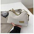 Borsa a tracolla chic in maglia crema con finiture in pelle kaki e tracolla alla moda - Cachi