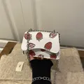 Mini witte crossbody tas met aardbeienprint en zilveren kettingriem - Aardbei Wit
