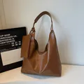 Grande borsa hobo in pelle marrone con pochette coordinata e ampia tracolla morbida - Marrone
