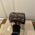 Mini crossbody tasje in zwart PU-leer met rode kersenprint en zilveren kettingriem voor - Kersen Zwart