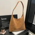 Bolso de hombro Hobo vintage de gamuza marrón con diseño retro minimalista 2025 - Marrón