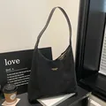 Bolso de hombro hobo grande negro mate para mujer con letras doradas para uso diario - Negro