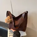Sac fourre-tout en daim marron foncé avec garniture en cuir et pendentif chien en peluche - Avec Pendentif / Marron