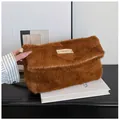 Bolso de hombro de felpa marrón caramelo con placa dorada y piel sintética suave - Marrón