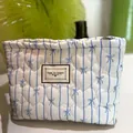 Pochette per cosmetici in tela trapuntata con strisce blu e disegni a fiocco - Stile a righe blu
