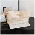 Bolso elegante de pelo sintético crema con correa de cuero y parche de logo moderno - Caqui