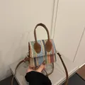Piccola borsa a tracolla intrecciata bohémien con motivo chevron e cinturini marroni - Marrone
