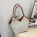 Dettaglio di una borsa tote in tweed con finiture in pelle e foulard di seta sul manico - Bianco Sporco
