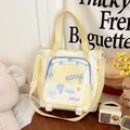 Detalle del bolso tote de lona con costuras amarillas y bordado de nubes de dibujos - Amarillo