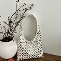 Sac hobo blanc avec rivets argentés et design en cuir au style minimaliste épuré - Blanc