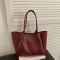 Bolso tote grande de color burdeos minimalista en piel suave con tachuelas de plata - Rojo