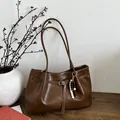 Sac fourre-tout rétro marron foncé avec boucle décorative et pendentif perlé sur bois - Avec Pendentif / Marron Brillant