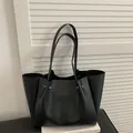 Bolso tote negro minimalista con remaches plateados y gran capacidad para el día - Negro