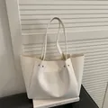 Bolso tote minimalista de cuero blanco crema con asas largas y detalles de remaches - Blanco