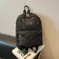 Mochila de nailon negro con estrellas blancas y placa dorada para uso diario casual - Negro