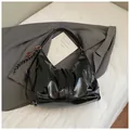 Sac hobo rétro en cuir PU noir brillant avec pompon tressé et grande capacité - Avec Pendentif / Noir