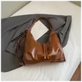 Grand sac cabas marron caramel en cuir PU froissé avec ruban géométrique décoratif - Avec Pendentif / Marron