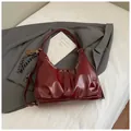 Sac fourre-tout en cuir bordeaux brillant avec design plissé et breloque raquette - Avec Pendentif / Bordeaux