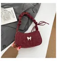 Schultertasche in Burgund mit Leoparden-Textur, gerafftem Griff und Schmetterlings-Clip - Rot