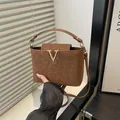 Borsa a mano leopardata marrone da donna con logo V dorato e tracolla rimovibile - Marrone