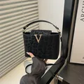 Borsa a tracolla alla moda con stampa leopardata, fibbia dorata a V e manico superiore nero - Nero