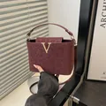 Elegante borsa a mano bordeaux con stampa leopardata, fibbia a V dorata e tracolla - Rosso