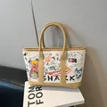 Sac seau en toile blanche avec bordure en cuir marron et motifs graffiti d'oursons - Kaki