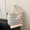 Bolso tote acolchado blanco brillante con diseño moderno y asa superior suave - Blanco Roto