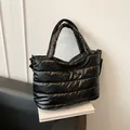 Bolso tote acolchado negro brillante con asas suaves para la moda de invierno - Negro