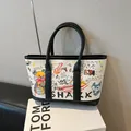 Weiße Beuteltasche mit bunten Bären-Graffiti und schwarzen Lederriemen und Details - Schwarz