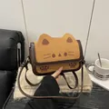 Dettaglio della borsa a tracolla a forma di gatto zenzero in pelle scamosciata e cuoio - Marrone