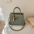 Borsa a tracolla verde salvia con trama chevron e perle in legno decorative - Con Ciondolo / Verde